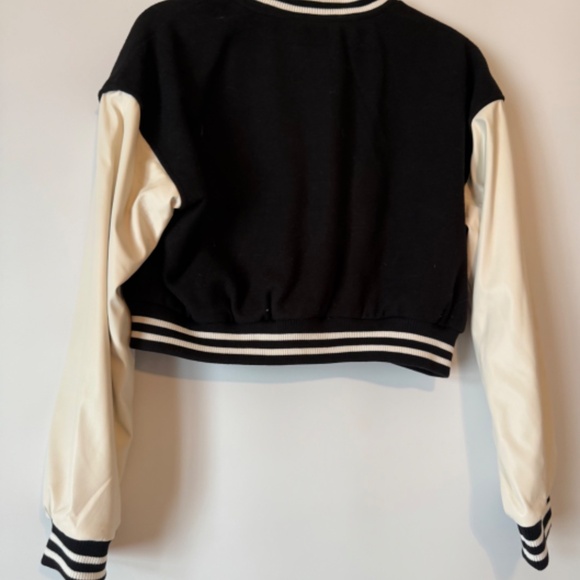 NWOT Black and White Letterman Jacket Letter B Size Medium - Picture 3 of 3